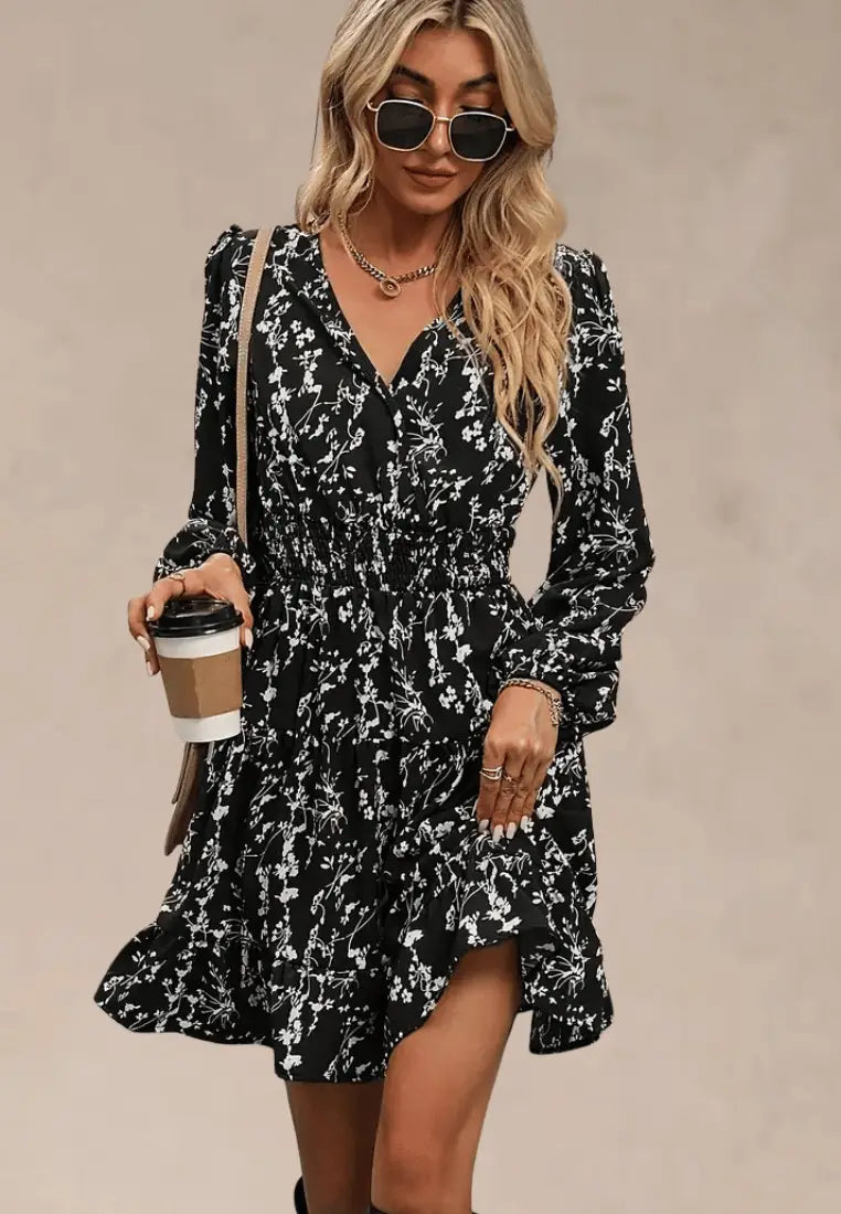 Czarna sukienka w kwiaty z długim rękawem i dekoltem V