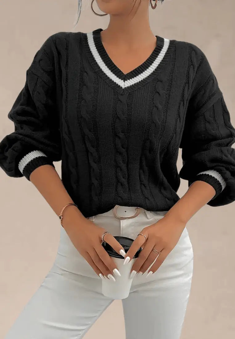Czarny sweter damski z dekoltem V i warkoczowym splotem
