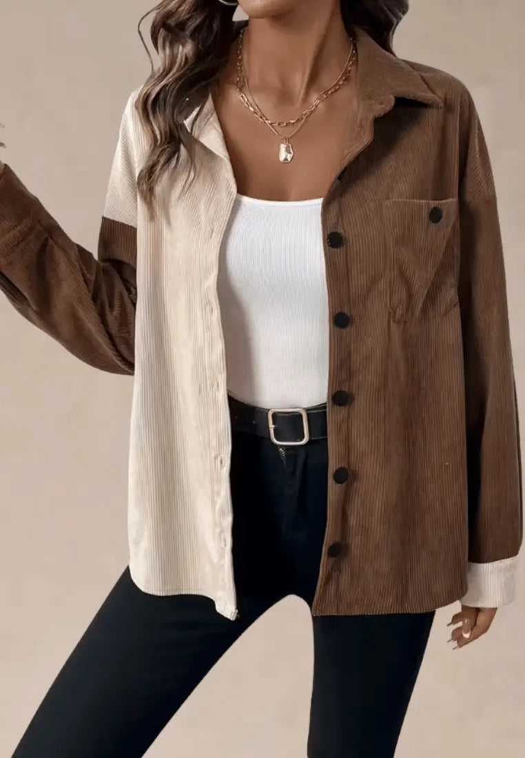 Brązowa koszula damska sztruksowa dwukolorowa z kieszenią i guzikami