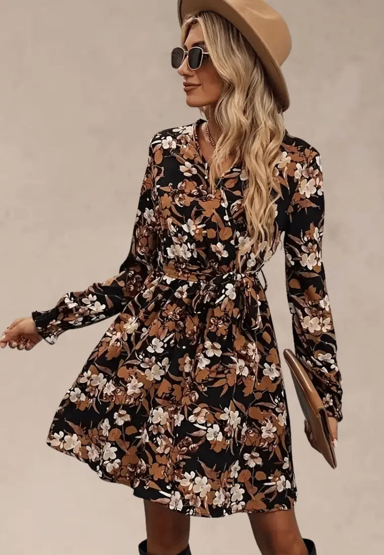 Czarna sukienka w kwiaty z paskiem i długim rękawem