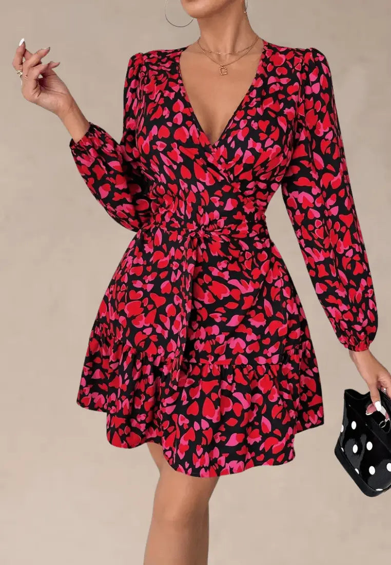 Czerwona sukienka w print serca z falbaną i kopertowym dekoltem