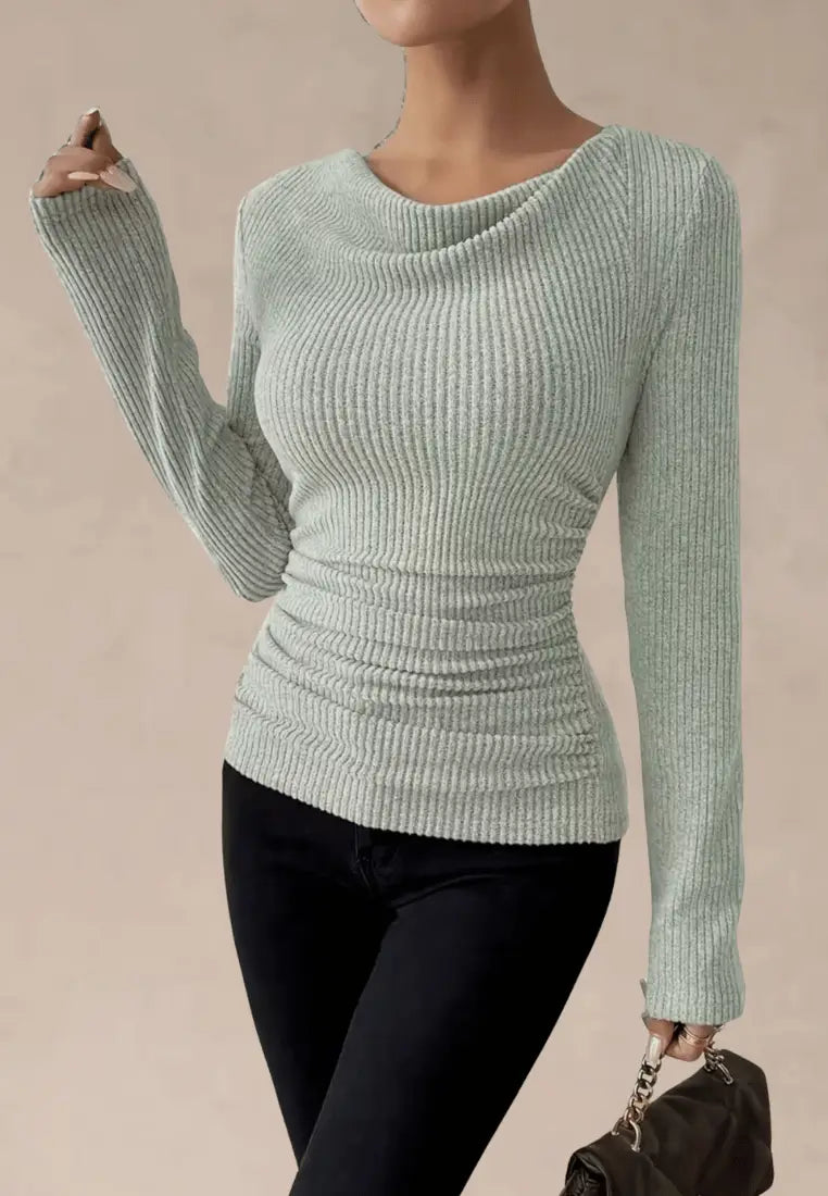 Jasnozielony sweter damski prążkowany z dekoltem woda