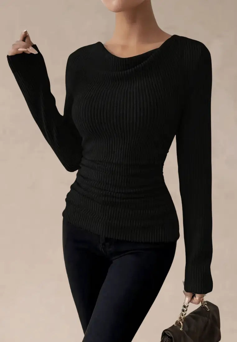 Czarny sweter damski prążkowany z dekoltem woda