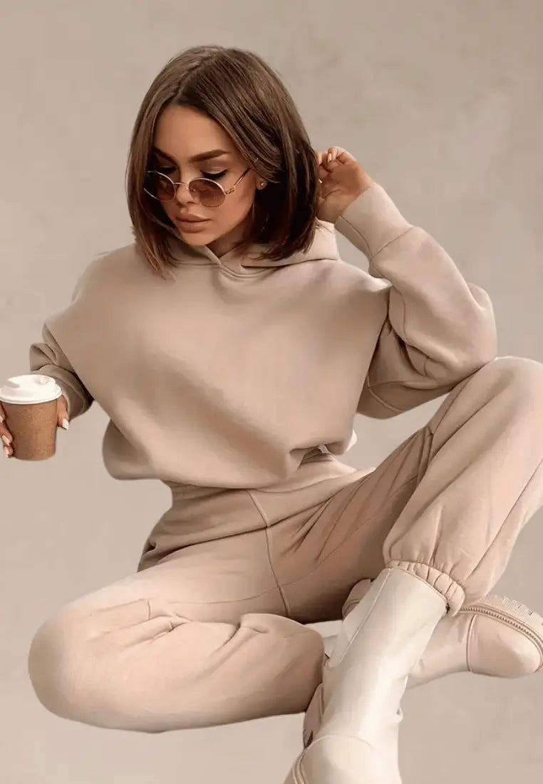 Beżowy komplet dresowy damski z kapturem i elastycznymi nogawkami