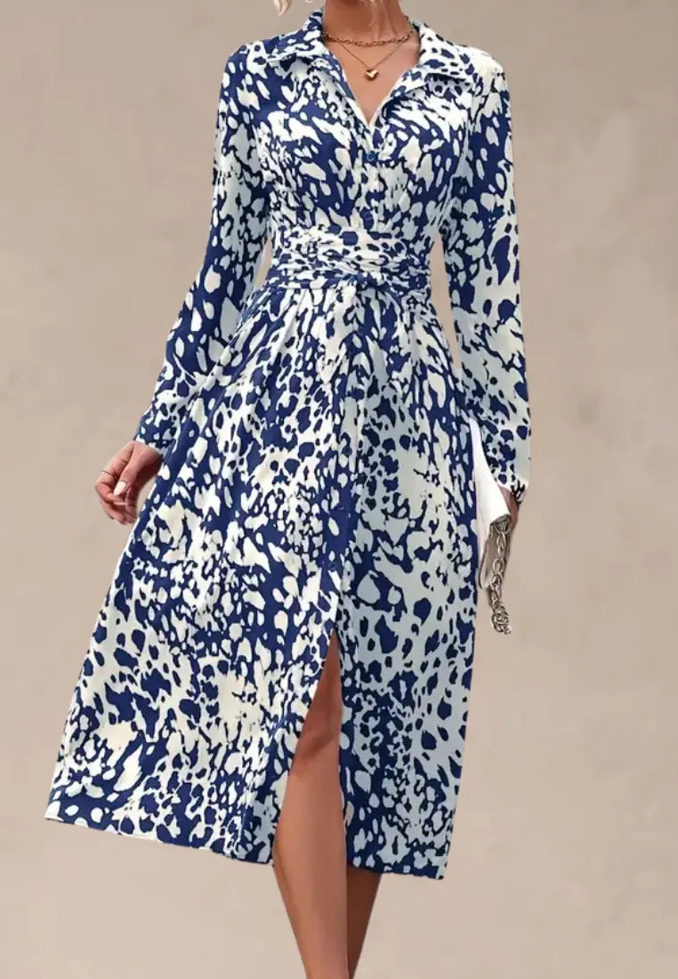 Niebieska sukienka koszulowa z printem wiązaniem i rozcięciem