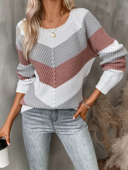 Sweter damski w paski beżowo-szaro-białe o kroju oversize