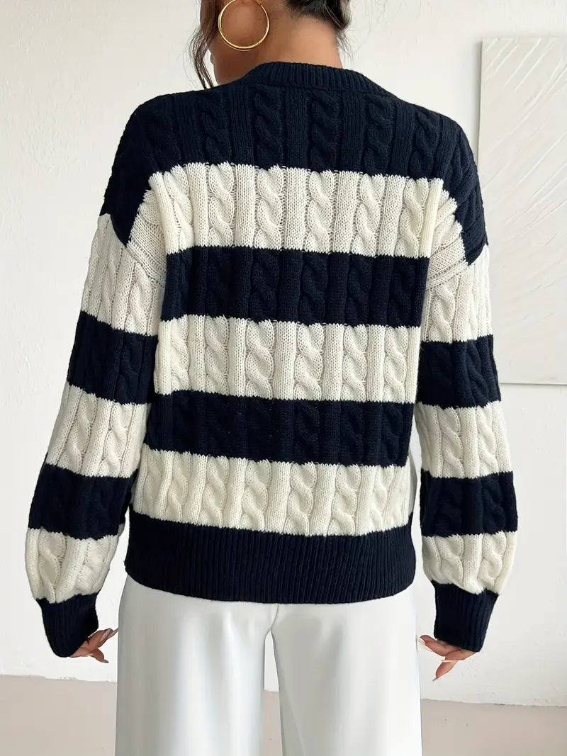 Sweter w szerokie granatowo-kremowe pasy z dekoltem w serek