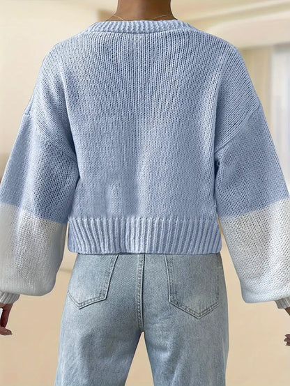 Niebiesko-biały sweter oversize z kwiatowymi aplikacjami