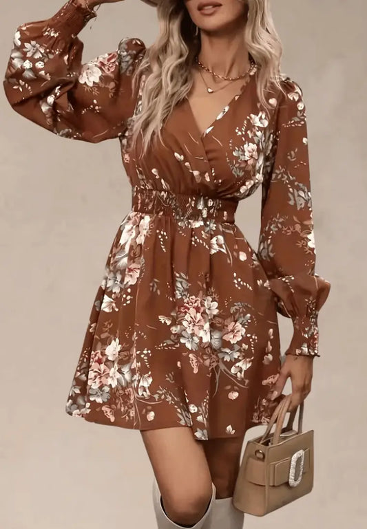 Brązowa sukienka w kwiaty z kopertowym dekoltem