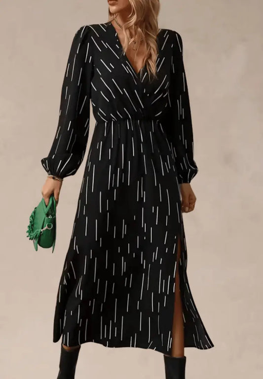 Czarna sukienka midi z paskiem, nadruk w paski i dekoltem V