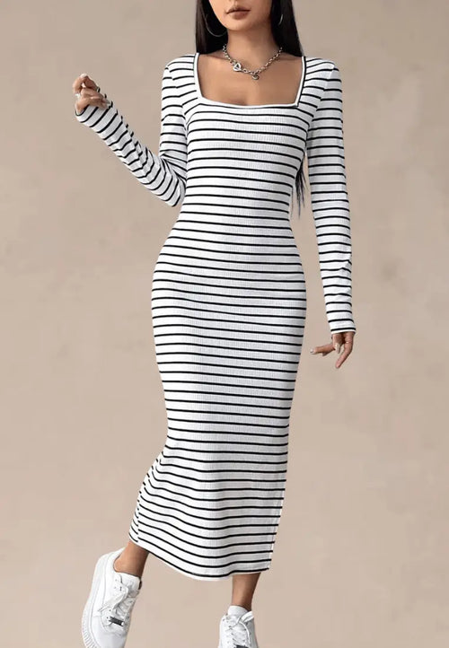 Biała sukienka prążkowana midi w paski z kwadratowym dekoltem