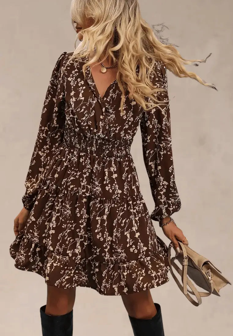 Brązowa sukienka w kwiaty z marszczeniem i długim rękawem