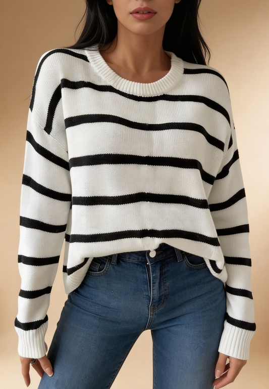 Biały sweter damski oversize w poziome czarne paski
