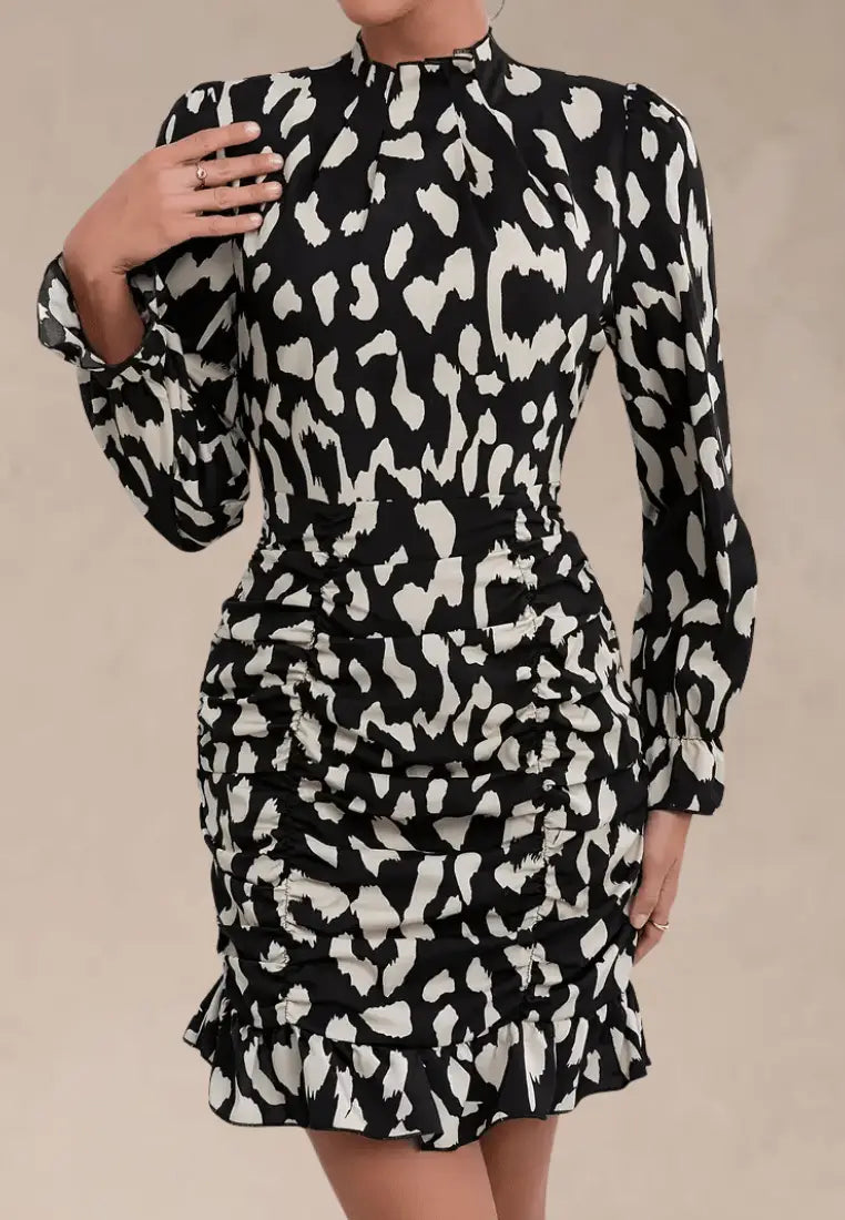 Czarna sukienka z panterkowym wzorem stójką i długim rękawem
