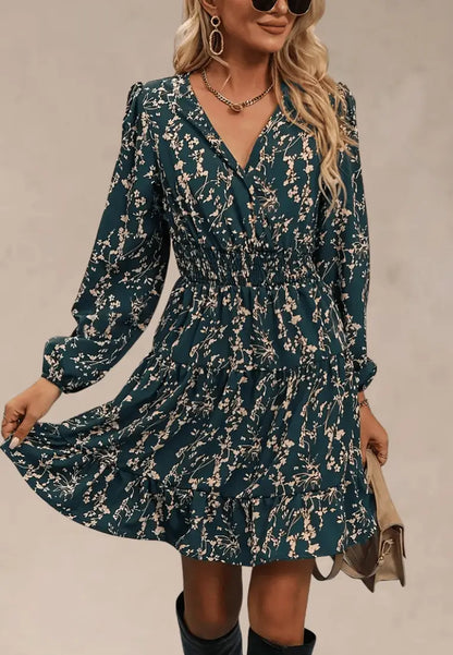 Zielona sukienka z falbanami w kwiaty i długim rękawem