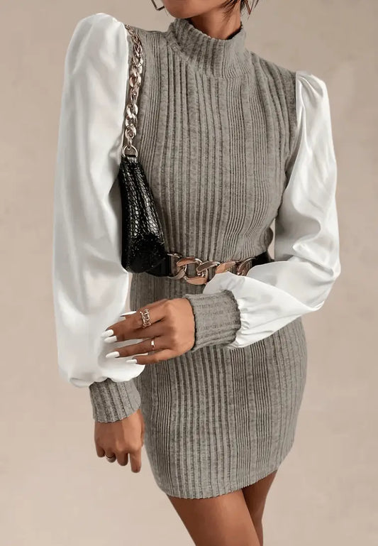 Szara sukienka dzianinowa z białymi rękawami i złotym paskiem