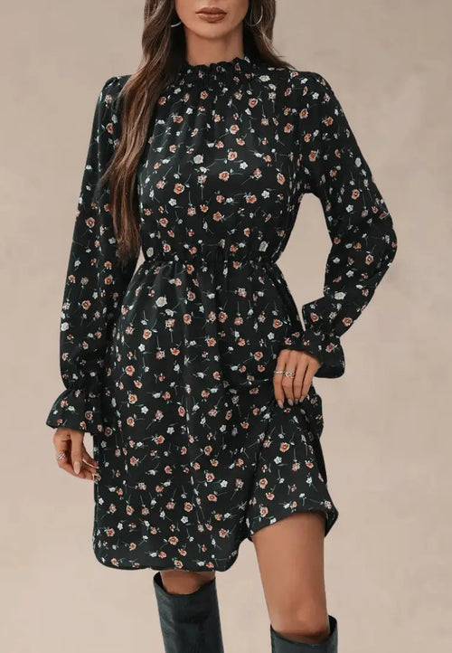 Czarna sukienka w kwiaty ze stójką i długim rękawem