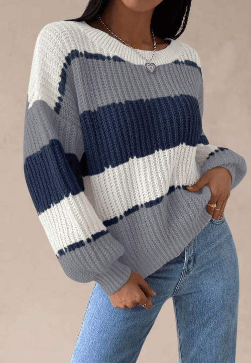 Biało-szary sweter damski w granatowe pasy z okrągłym dekoltem