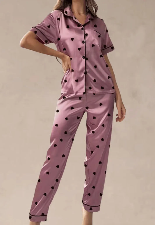 Fioletowy komplet piżamowy damski z krótkim rękawem i długimi spodniami w serduszka