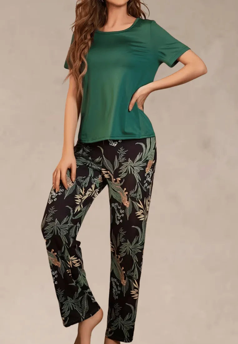 Zielony komplet piżamowy damski z krótkim rękawem i długimi spodniami w liście