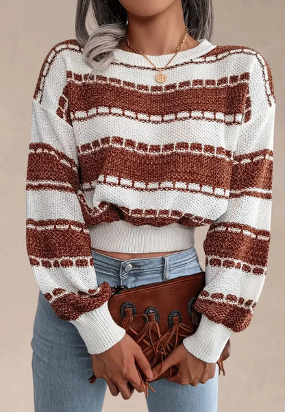 Biały sweter damski w brązowe paski z okrągłym dekoltem