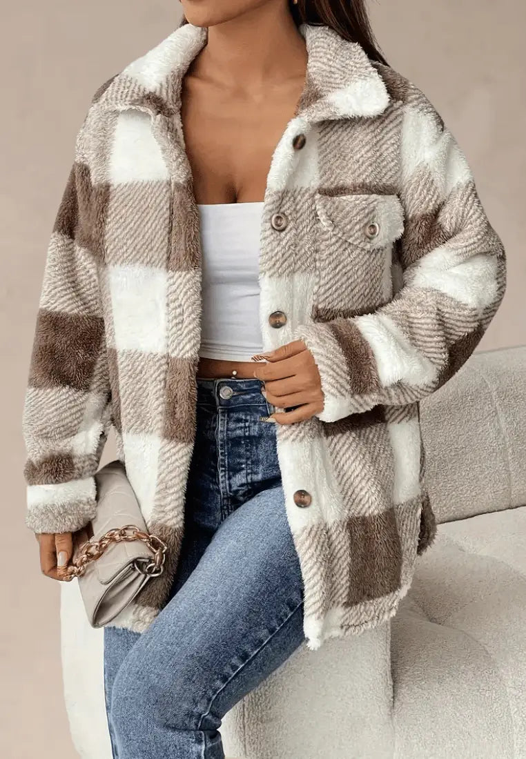 Beżowa kurtka damska polarowa długa w kratę z guzikami
