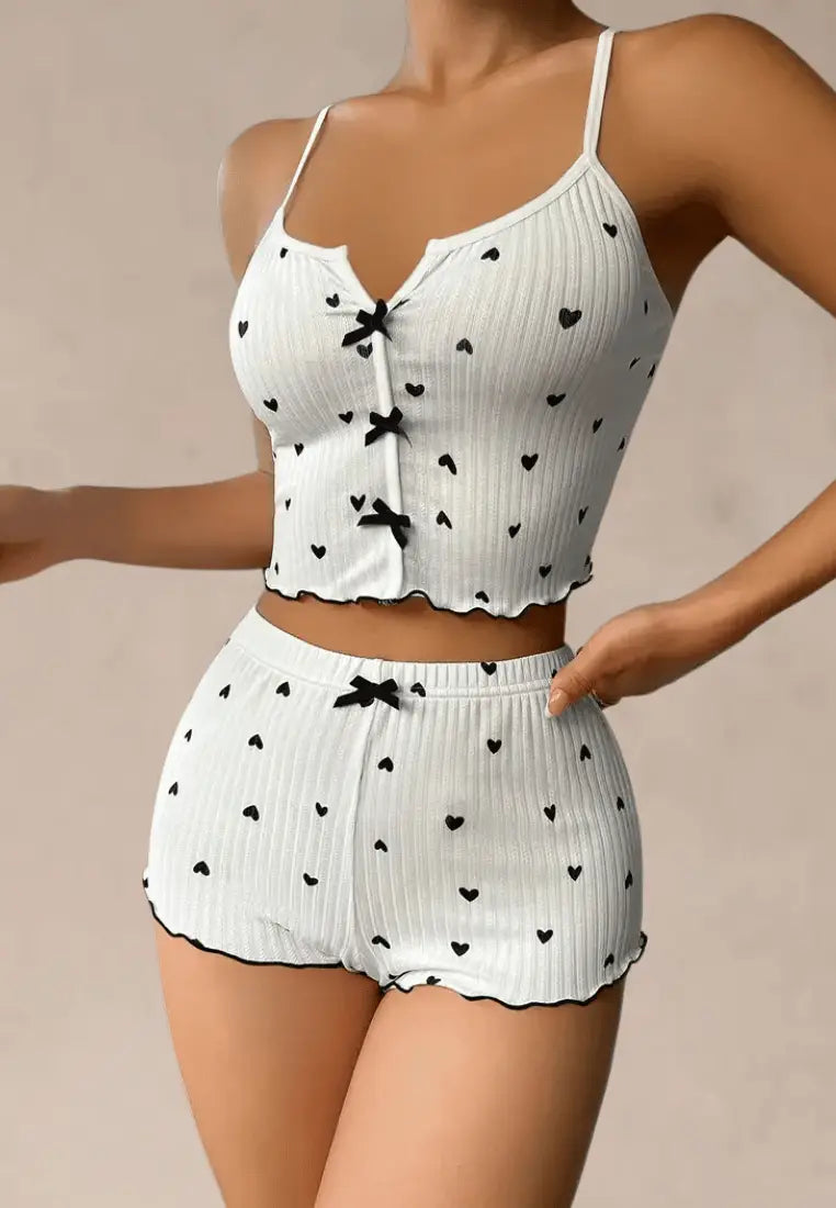 Biały komplet piżamowy damski z topem i szortami w serduszka