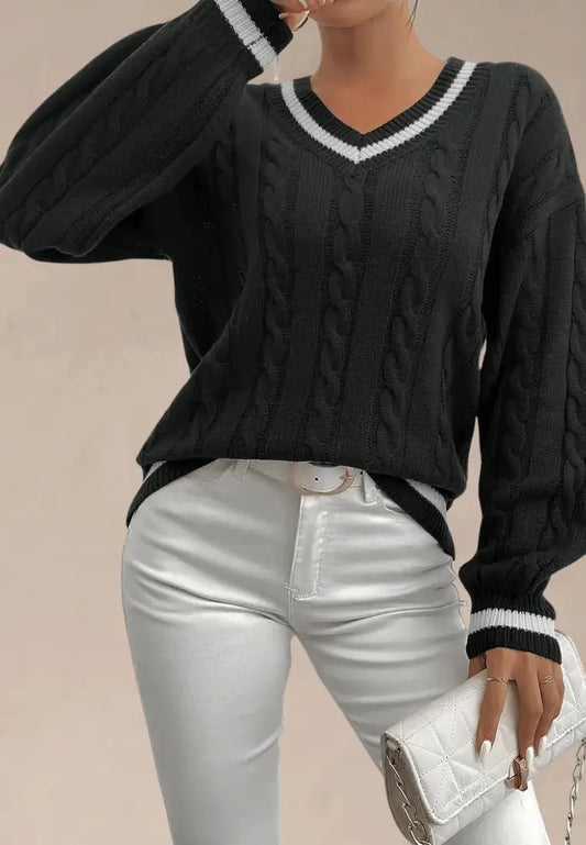 Czarny sweter damski z dekoltem V i warkoczowym splotem