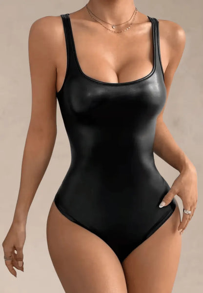 Czarne body damskie na ramiączkach z efektem skóry i modelującym fasonem