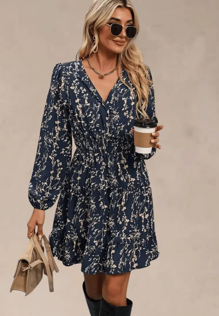 Granatowa sukienka z drobnym kwiatowym wzorem i falbaną