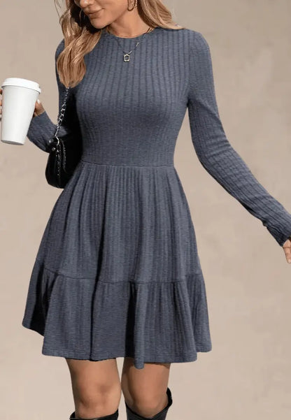 Grafitowa sukienka dzianinowa z rozkloszowanym dołem i rękawem