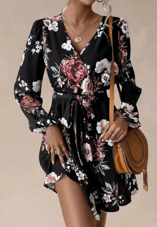 Czarna sukienka w kwiaty z kopertowym dekoltem i wiązaniem w talii