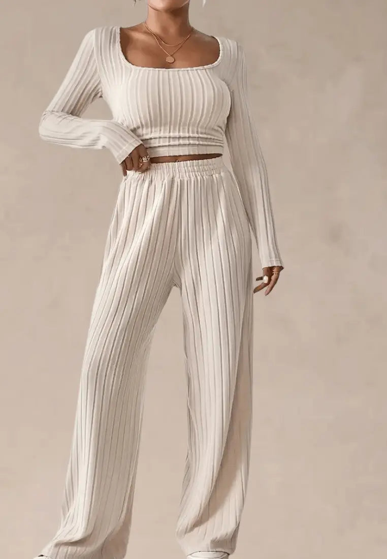 Beżowy komplet dresowy damski z prążkami i kwadratowym dekoltem