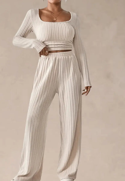 Beżowy komplet dresowy damski z prążkami i kwadratowym dekoltem