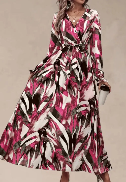 Różowa sukienka maxi we wzory z paskiem i dekoltem V