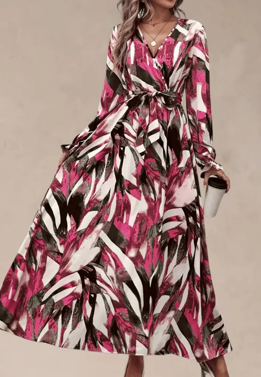 Różowa sukienka maxi we wzory z paskiem i dekoltem V