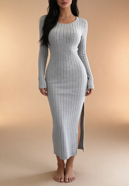Szara sukienka dopasowana midi z prążkowanej dzianiny i rozcięciem