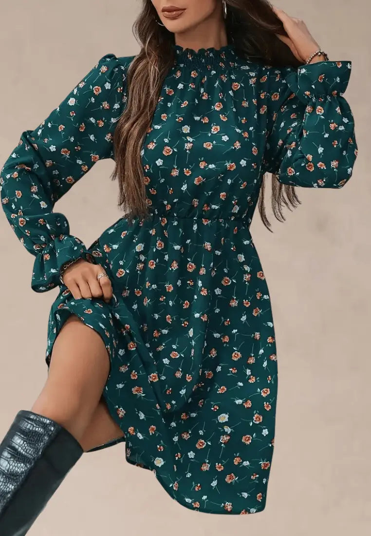 Zielona sukienka w kwiaty z długim rękawem