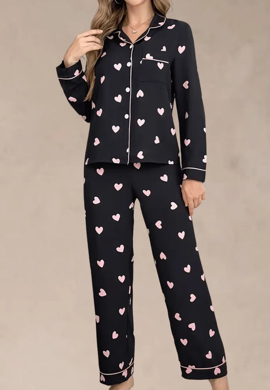 Czarny komplet piżamowy damski z długim rękawem i długimi spodniami w serduszka