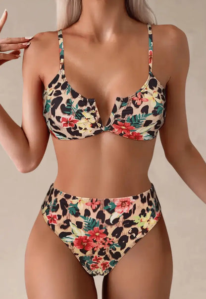 Beżowy strój kąpielowy dwuczęściowy damski w kwiatowo-panterkowy wzór