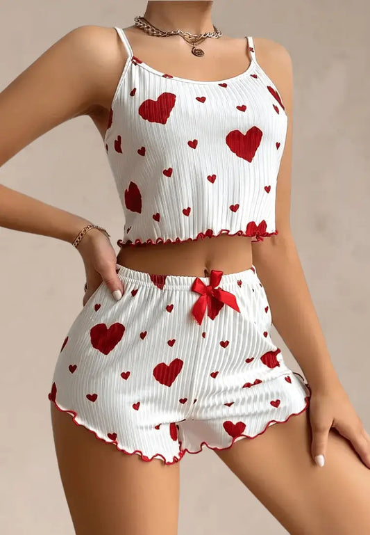 Biały komplet piżamowy damski z topem i szortami w serduszka