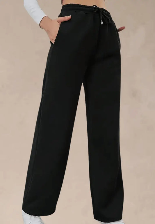 Czarne spodnie dresowe damskie z szerokimi nogawkami i gumką