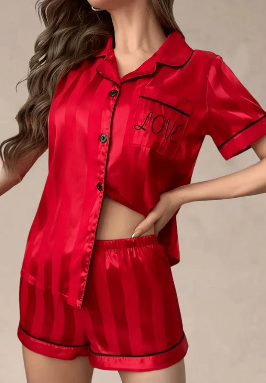 Czerwony komplet piżamowy damski satynowy z krótkim rękawem i spodenkami