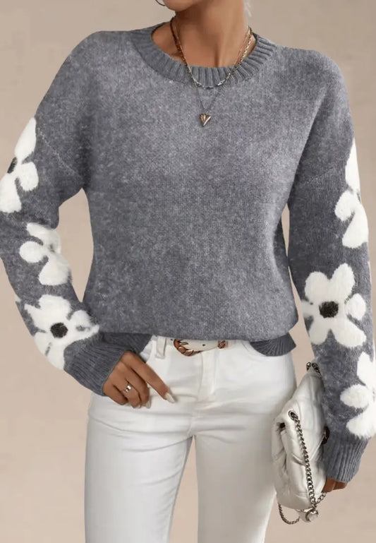 Szary sweter damski z kwiatowym wzorem na rękawach