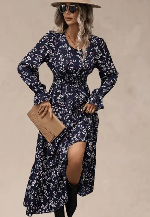 Granatowa sukienka maxi w drobne kwiaty z falbaną i długim rękawem