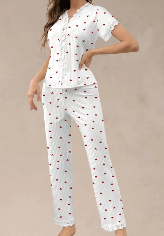 Biały komplet piżamowy damski z krótkim rękawem i długimi spodniami w serca