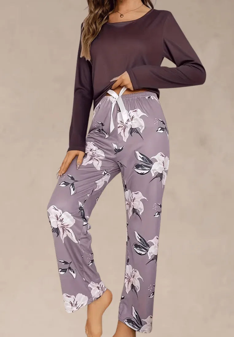 Fioletowy komplet piżamowy damski z długim rękawem i długimi spodniami w kwiaty