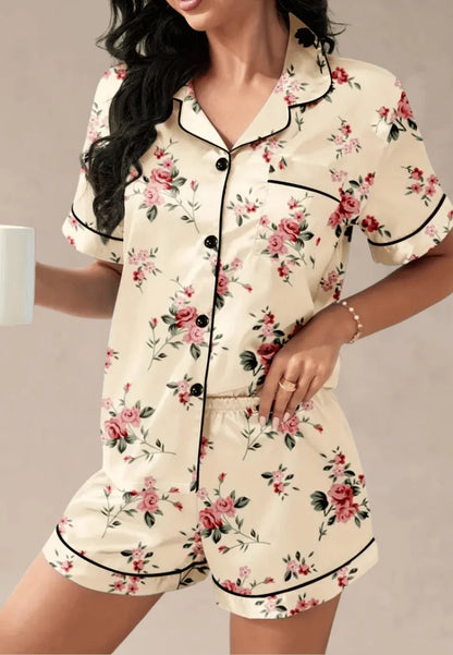 Kremowy komplet piżamowy damski w kwiaty z koszulą i spodenkami
