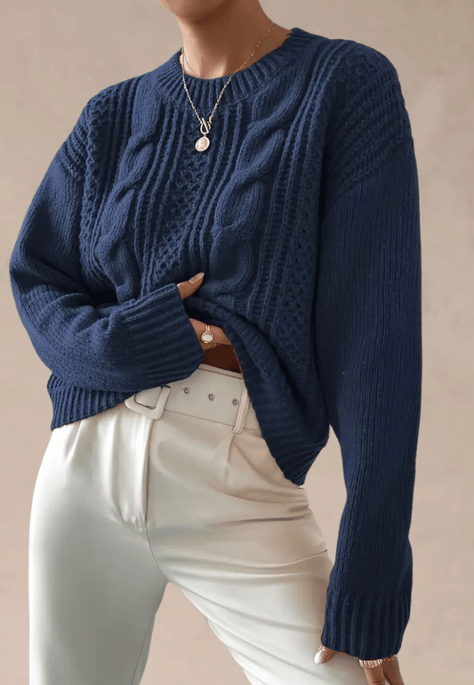 Granatowy sweter damski z grubym splotem i warkoczowym wzorem
