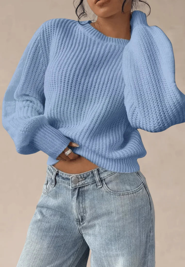 Błękitny sweter damski oversize o grubym splocie